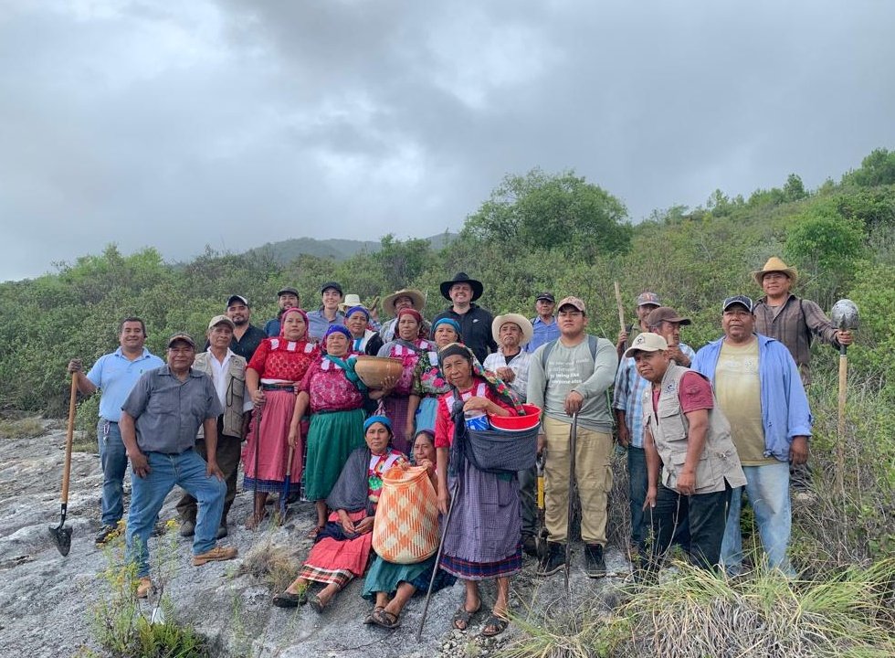 Ambiente_GobOax's tweet photo. Día de #Reforestación en San Bartolomé Quialana. Sembrar es un acto generoso, hacerlo de la mano de las comunidades es una experiencia grafiticante. 🇲🇽

@alejandromurat 
@HelenaOax 
@SEPIA_GobOax https://t.co/8xwpdRmsgf