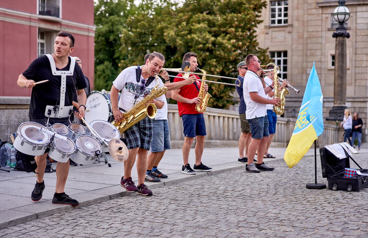 MboMind's tweet photo. Thank you @MonbijouTheater and Jochen Zick for cooperation!

Photo by Jochen Zick

#mbo in #berlin #mindblowingorchestra #monbijoubrücke #monbijoupark #streetmusic #busking #live #performance #electroswing #brass #horns https://t.co/OhTDztHHDd