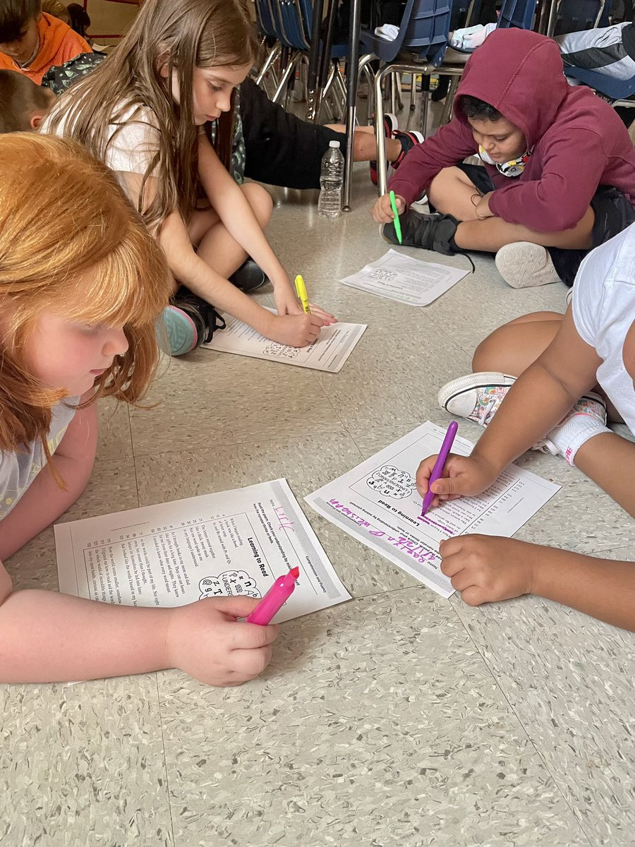 Third graders collaborated to find the descriptive phrases in a poem. Love watching these kids work! ❤️#TogetherWeSoar <a href="/SandyPlainsES/">Sandy Plains ES</a>