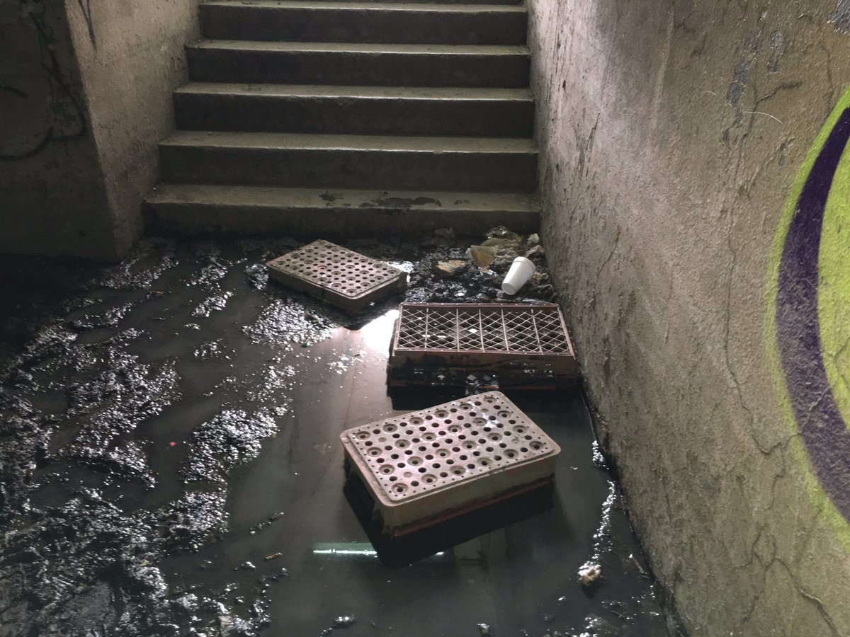 aliriver's tweet photo. @SoyNaucalpan no es posible que el gobierno de Naucalpan no limpie el puente peatonal subterráneo que va de correos a plaza satélite, una persona adulta mayor no puede saltar las cajas de refrescos que pusieron para no pisar el lodazal https://t.co/D2413qyW9T