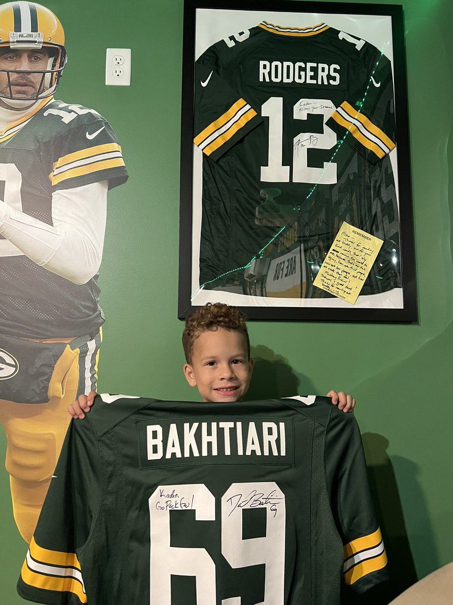 @AaronRodgers12 @DavidBakhtiari This boy will cherish these forever! Puts emphasis on “Bakhtiari blockin” when he sings “Green and Yellow😂Thanks for showing him love ✊🏽 #GoPackGo