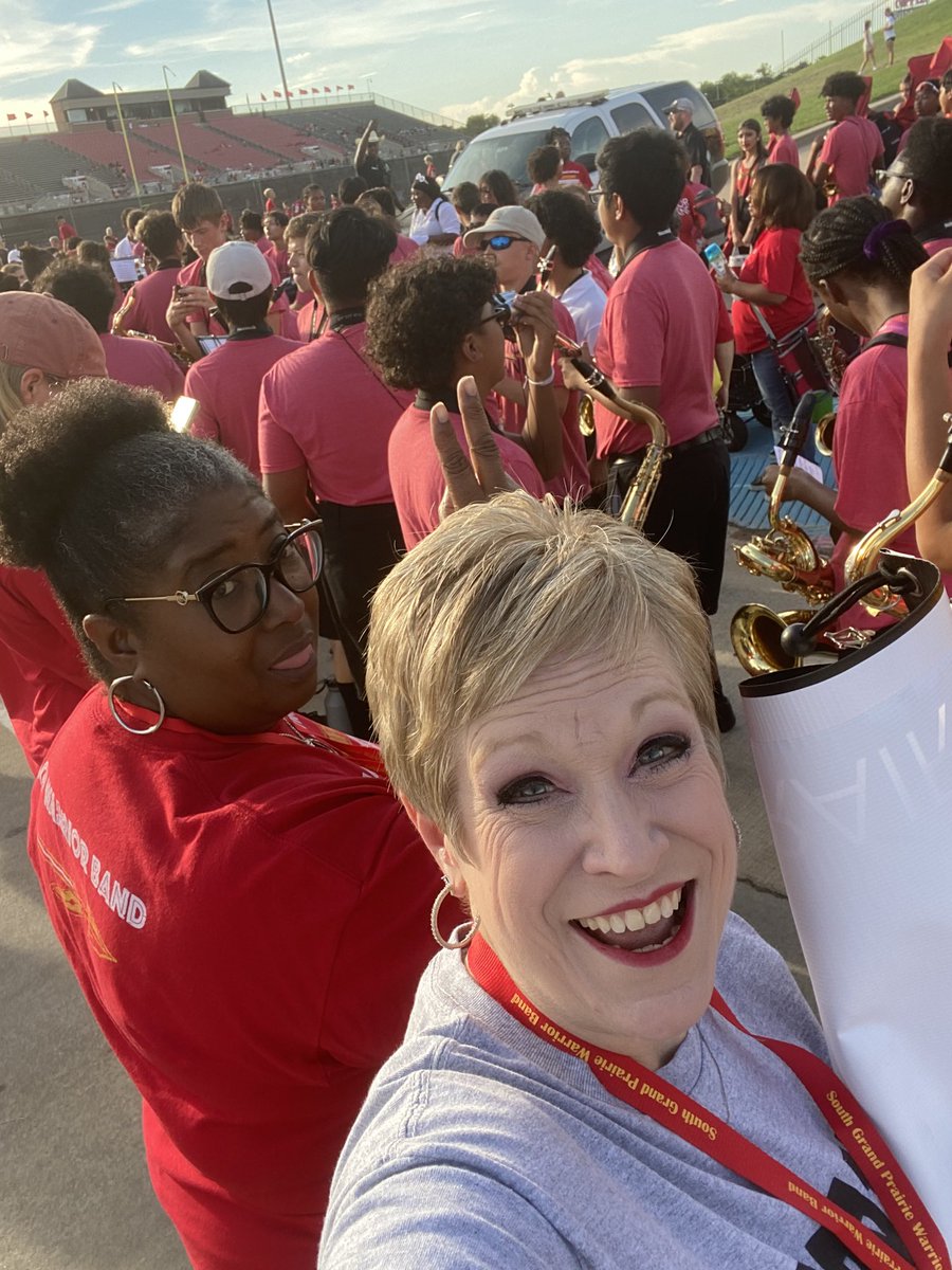 Shelley_Baxter_'s tweet photo. Principal by Day… Volunteer at Night!!#SGPHS #ColorGuardMom #ItsTheIamNotInChargeForMe https://t.co/aO3tTkH5xY