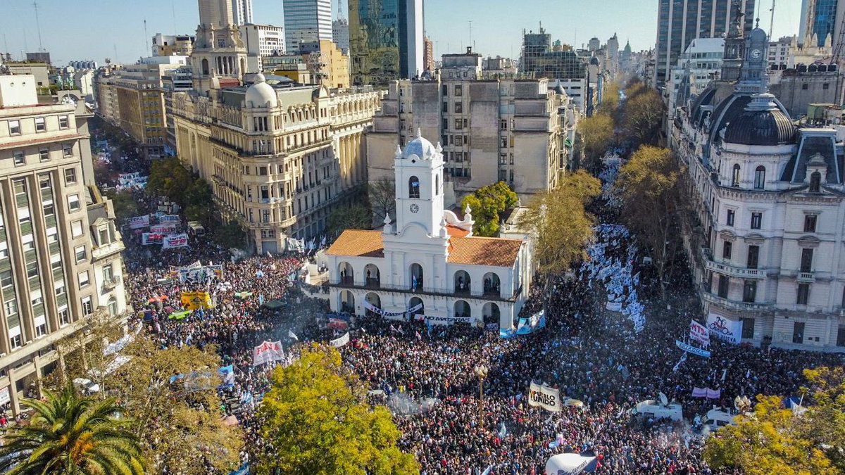 wadodecorrido's tweet photo. No es un loco suelto ni es un hecho aislado: son tres toneladas de editoriales en diarios, televisión y radios dándole lugar a los discursos violentos. Son los que sembraron un clima de odio y revancha, y hoy cosechamos este resultado: el intento de asesinato a @CFKargentina. https://t.co/VBI6cfkpka