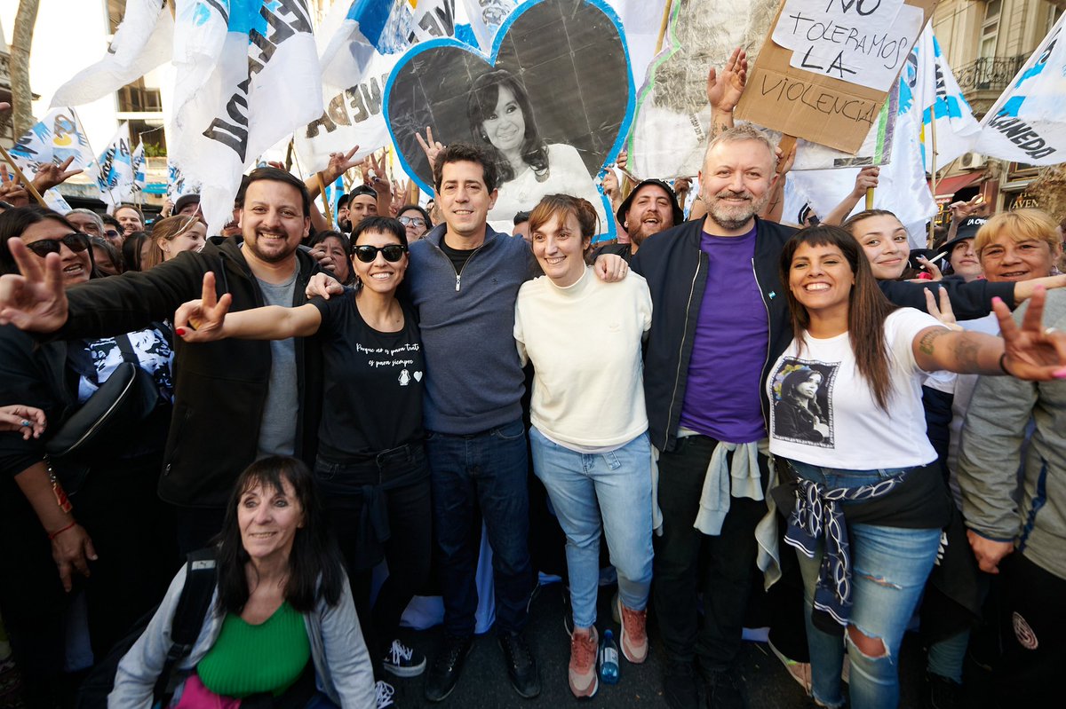 wadodecorrido's tweet photo. No es un loco suelto ni es un hecho aislado: son tres toneladas de editoriales en diarios, televisión y radios dándole lugar a los discursos violentos. Son los que sembraron un clima de odio y revancha, y hoy cosechamos este resultado: el intento de asesinato a @CFKargentina. https://t.co/VBI6cfkpka