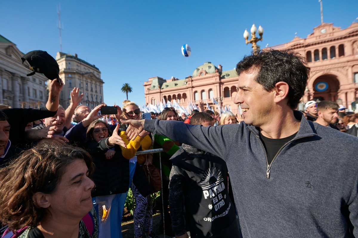 wadodecorrido's tweet photo. No es un loco suelto ni es un hecho aislado: son tres toneladas de editoriales en diarios, televisión y radios dándole lugar a los discursos violentos. Son los que sembraron un clima de odio y revancha, y hoy cosechamos este resultado: el intento de asesinato a @CFKargentina. https://t.co/VBI6cfkpka
