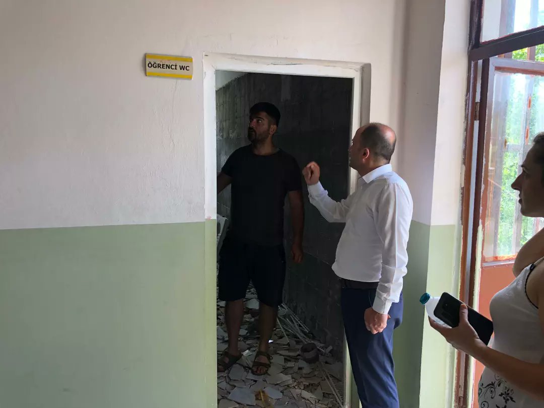KemalpasaMem's tweet photo. İlçe Milli Eğitim Müdürümüz Adem Cengiz Kemalpaşa Çok Programlı Anadolu Lise'mizi ziyaret ederek, okul yöneticilerimizden onarım çalışmaları hakkında bilgi aldı.

@tcmeb @AdemCENGIZ08 @FahriAcar08 @YilmazDoruk29 @fehmirasimcelik @nznsener
@tuncay_morkoc  @KemalpasaArtvin https://t.co/oJALE3l3FU