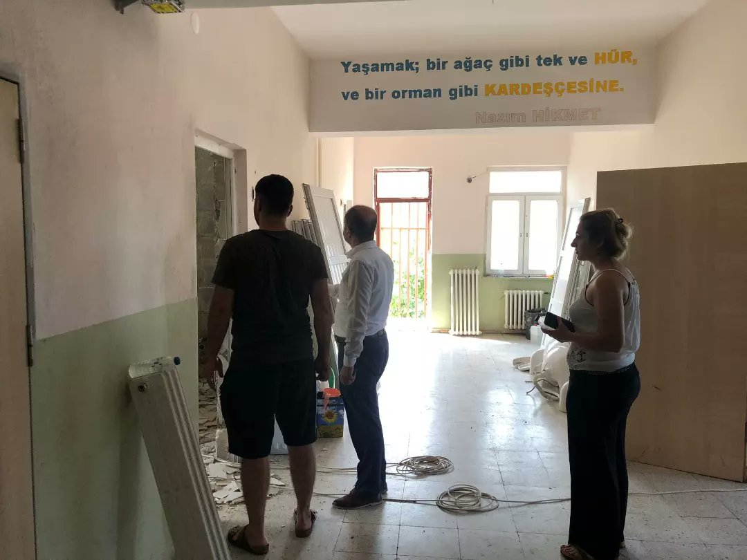 KemalpasaMem's tweet photo. İlçe Milli Eğitim Müdürümüz Adem Cengiz Kemalpaşa Çok Programlı Anadolu Lise'mizi ziyaret ederek, okul yöneticilerimizden onarım çalışmaları hakkında bilgi aldı.

@tcmeb @AdemCENGIZ08 @FahriAcar08 @YilmazDoruk29 @fehmirasimcelik @nznsener
@tuncay_morkoc  @KemalpasaArtvin https://t.co/oJALE3l3FU