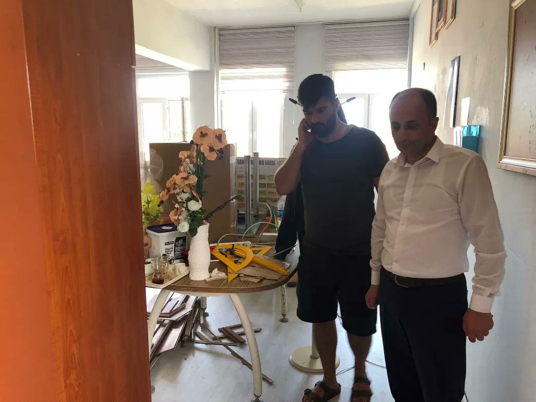 KemalpasaMem's tweet photo. İlçe Milli Eğitim Müdürümüz Adem Cengiz Kemalpaşa Çok Programlı Anadolu Lise'mizi ziyaret ederek, okul yöneticilerimizden onarım çalışmaları hakkında bilgi aldı.

@tcmeb @AdemCENGIZ08 @FahriAcar08 @YilmazDoruk29 @fehmirasimcelik @nznsener
@tuncay_morkoc  @KemalpasaArtvin https://t.co/oJALE3l3FU
