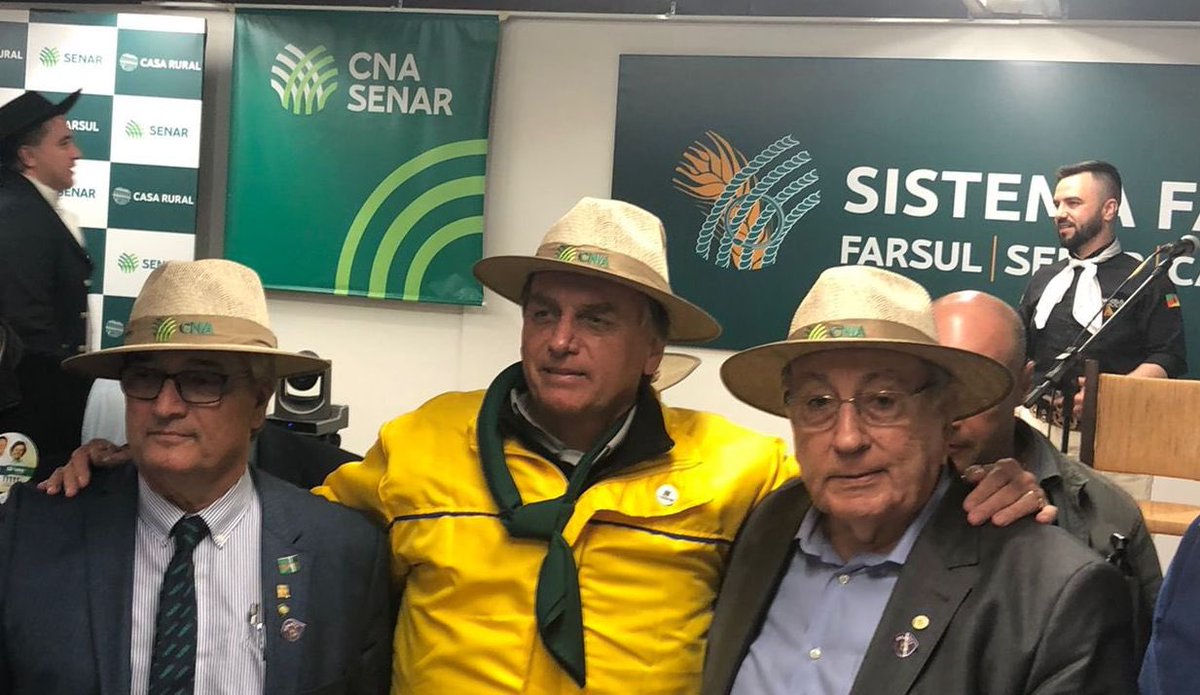 SistemaCNA's tweet photo. Presidente da CNA, João Martins, e presidente do @sistemafarsul , Gedeão Pereira, com presidente da República, @jairbolsonaro , e autoridades durante a 45° edição da #Expointer2022 https://t.co/URcWy6qWxn