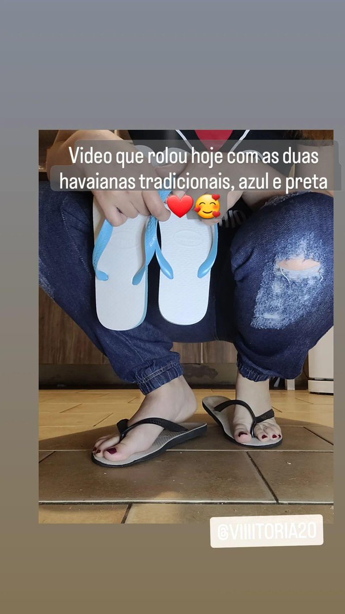 VitoriaFeet's tweet photo. Havaianas tradicionais preta e azul https://t.co/XmglNcfb8C