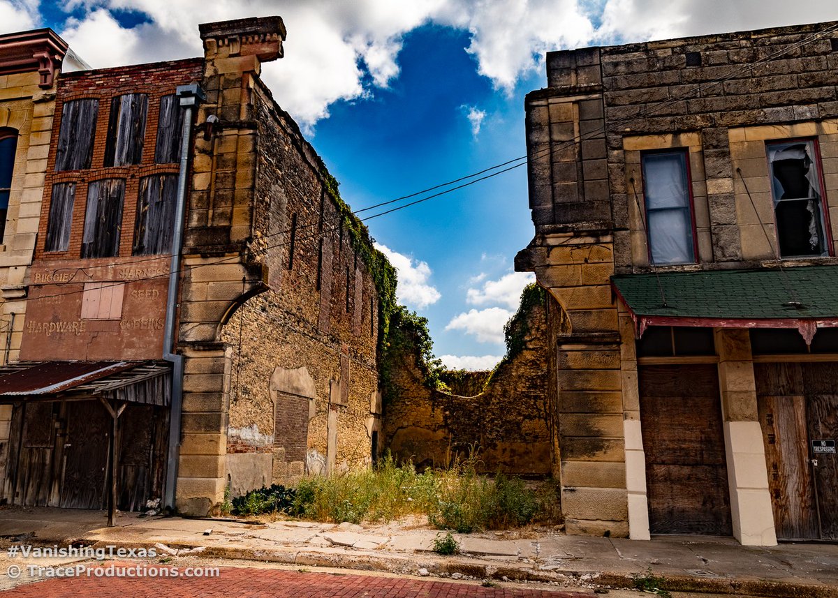 TraceTV's tweet photo. The rubble of somewhere where something used to be,
always an intriguing mystery
to a human with a camera, like me.
#vanishingtexas #poetry #photosbytrace #photoseries #abandoned_seekers #lostintexas Please follow me if you do that #Instagram thing: tracetvfilm over there... https://t.co/oVkutU0Qpp