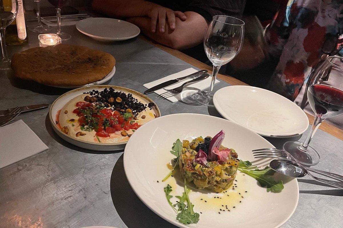 pepribes's tweet photo. Avui si. Sopar d’inici de curs de les “perras”. Acabat l’estiu, explicar-nos totes les ‘aventures’… que amb aquest personal no son poques 😂😂 Els has d’estimar si o si. @ricastron, @oriolvicente (no soc fan dels restaurants vegetarians, però el Teresa Carles val molt la pena) https://t.co/MIAI8y1MbU