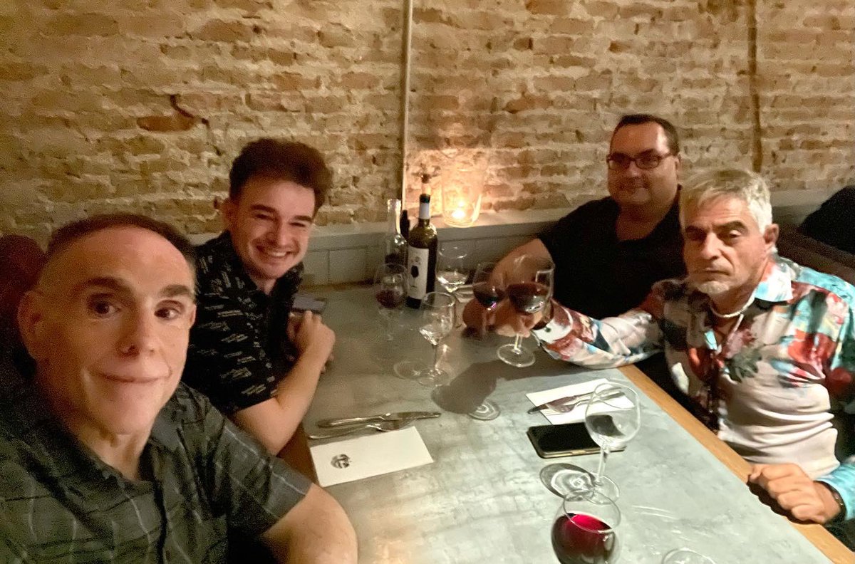 pepribes's tweet photo. Avui si. Sopar d’inici de curs de les “perras”. Acabat l’estiu, explicar-nos totes les ‘aventures’… que amb aquest personal no son poques 😂😂 Els has d’estimar si o si. @ricastron, @oriolvicente (no soc fan dels restaurants vegetarians, però el Teresa Carles val molt la pena) https://t.co/MIAI8y1MbU