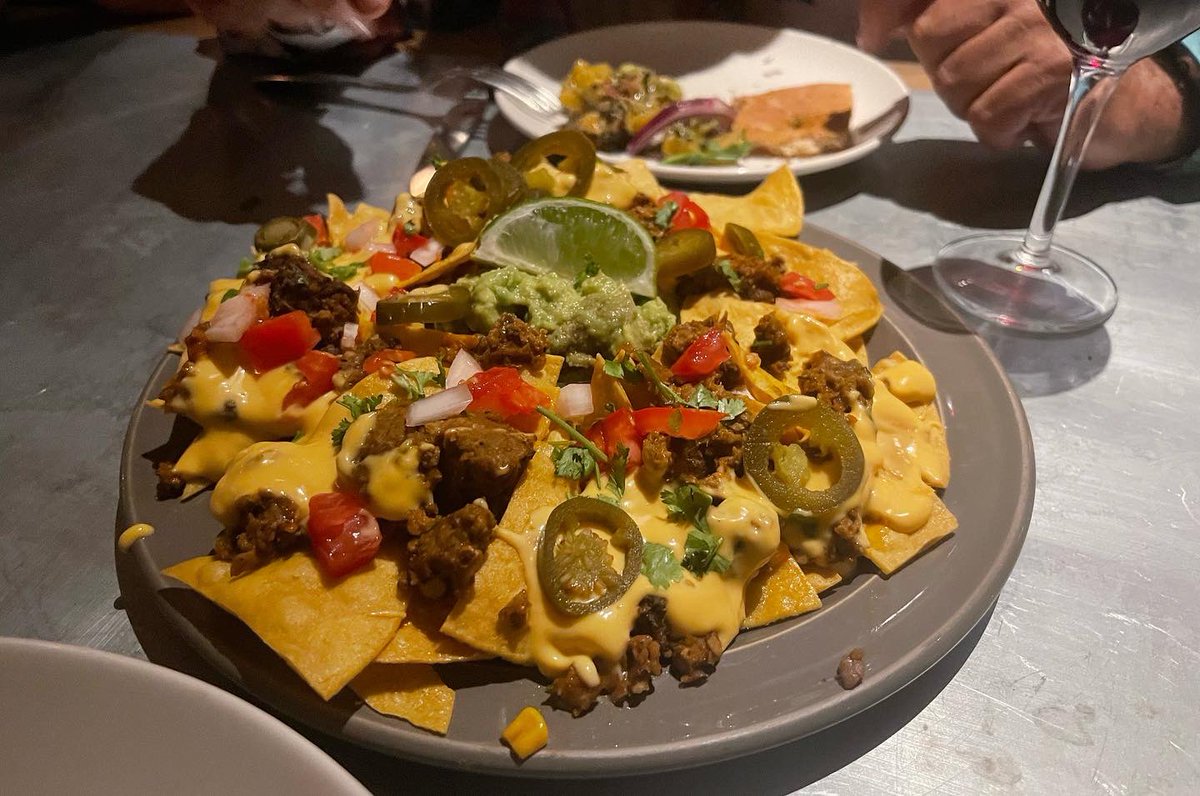 pepribes's tweet photo. Avui si. Sopar d’inici de curs de les “perras”. Acabat l’estiu, explicar-nos totes les ‘aventures’… que amb aquest personal no son poques 😂😂 Els has d’estimar si o si. @ricastron, @oriolvicente (no soc fan dels restaurants vegetarians, però el Teresa Carles val molt la pena) https://t.co/MIAI8y1MbU