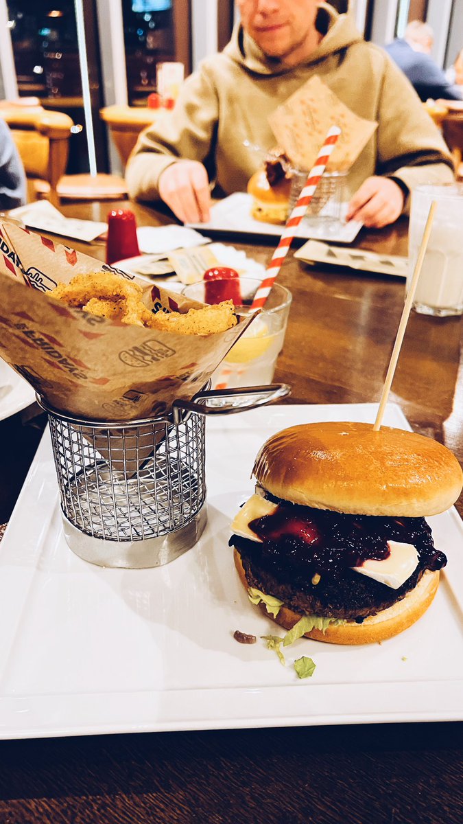 Люб, ты че tweet media