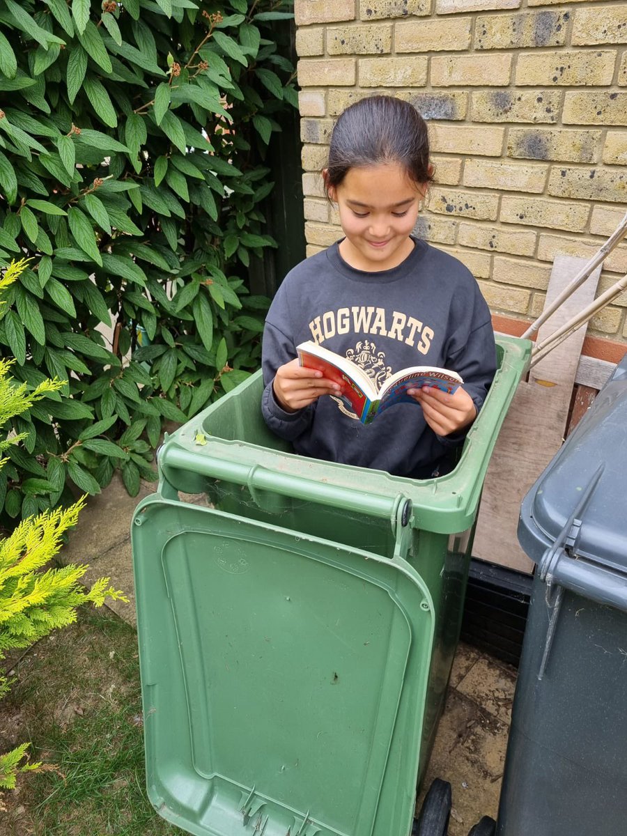dgittin3's tweet photo. #ReadingInUnusualPlaces https://t.co/H1Cf0MOqH9