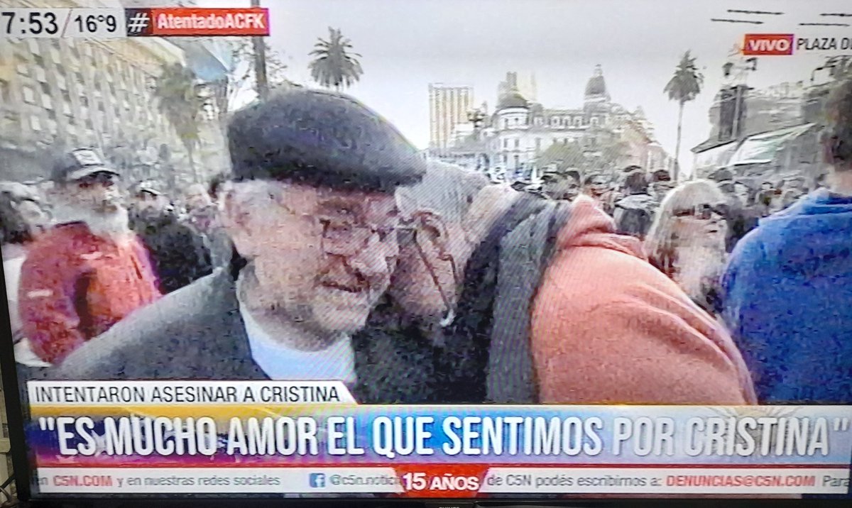 MAIrigoyenCDN's tweet photo. Dos abuelos llegan desde Venado Tuerto (Santa Fe) a la Plaza de Mayo y luego del Himno Nacional LLORAN ABRAZADOS por AMOR Y AGRADECIMIENTO a @CFKArgentina 
#CristinaKirchner 
#AtentadoContraCFK https://t.co/5AGf16pCd4