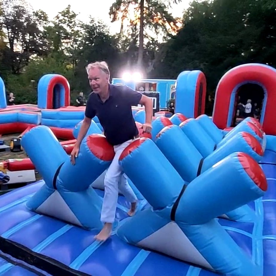 cfbaarn's tweet photo. De eerste dag van Cultureel Festival Baarn zit erop. De Wipe Out was zo leuk dat zelfs onze burgemeester @BmBaarn zich waagde aan het parcours. 
#vorstelijkbaarn #burgemeester #wipeout #stormbaan #cultureelfestivalbaarn https://t.co/HZJlAd9w8h