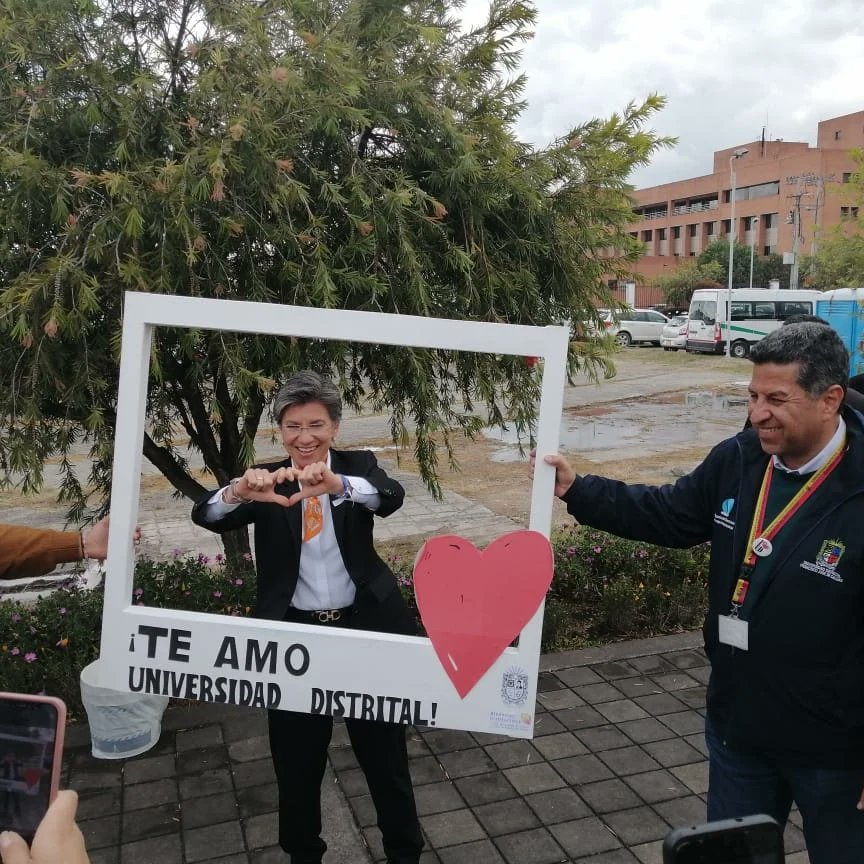 udistrital's tweet photo. Alcaldesa Mayor  de Bogotá, Claudia López Hernández, visita la sede Aduanilla de Paiba, en el acto de inducción 2022 - III, para  estudiantes nuevos y padres de familia. https://t.co/bu6q8bS9J3
