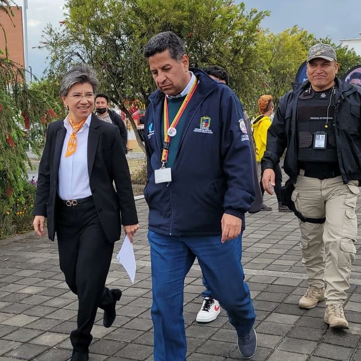 udistrital's tweet photo. Alcaldesa Mayor  de Bogotá, Claudia López Hernández, visita la sede Aduanilla de Paiba, en el acto de inducción 2022 - III, para  estudiantes nuevos y padres de familia. https://t.co/bu6q8bS9J3