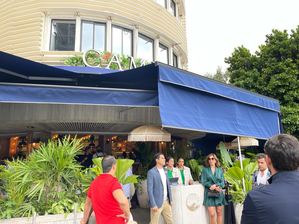 lavozdepolanco's tweet photo. Si alguien se pregunta porqué CAMPOMAR opera en total  impunidad violando Plan Parcial de Polanco, ley de Establecimientos Mercantiles y Programa de Cd. al Aire libre pregúntenle al alcalde @mauriciotabe que está comiendo HOY ahí! 🙄 @Claudiashein https://t.co/TC9lVEBqgM
