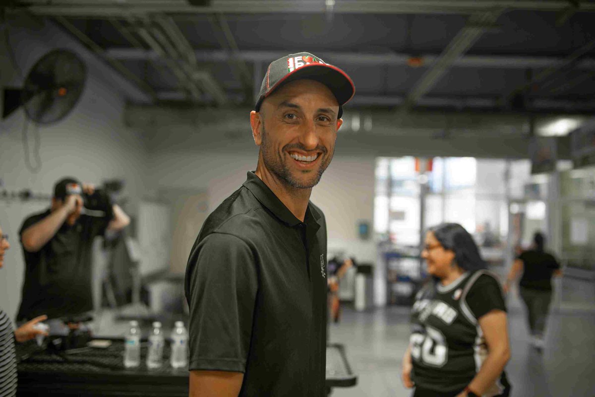 safoodbank's tweet photo. Thank you, @Spurs, for #GivingTime !
A few San Antonio Spurs team members volunteered with the SA Food Bank assembling produce bags for distribution to individuals and families in need. Thank you for your continued support in the fight against hunger. #GoSpursGo 🖤🏀 https://t.co/26KFdrirzh