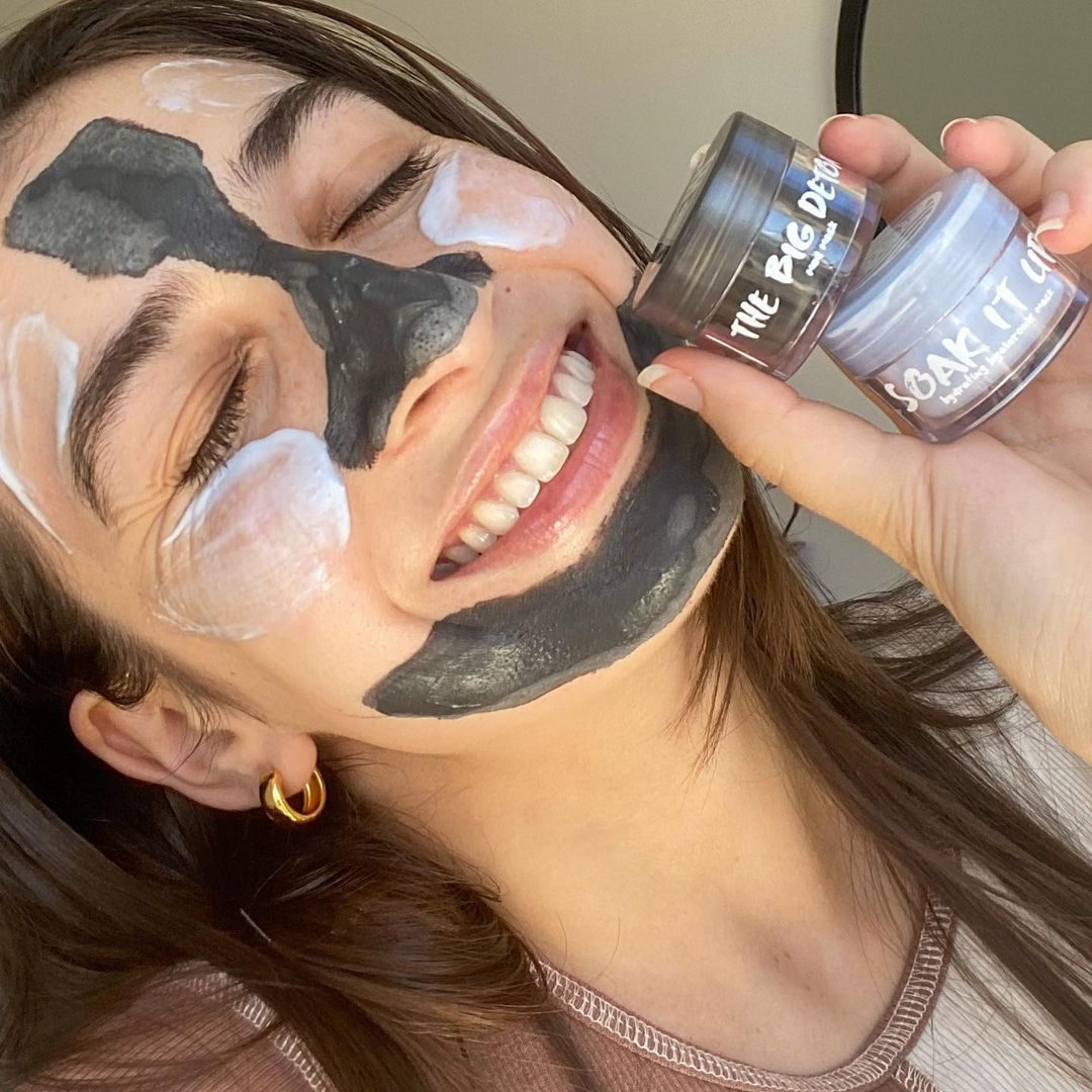 FourthRayBeauty's tweet photo. multi-masking at it's best 🖤💙

use our mini The Big Detox Mud Mask and Soak It Up Mask duo to clarify + hydrate target areas ✨

shop Water &amp; Earth Face Mask Mini Kit on https://t.co/7jvBmVwKvP 🌈

📸skincareglowz

#fourthraybeauty #skincare #multimasking #facemask https://t.co/kDklFcDUK7