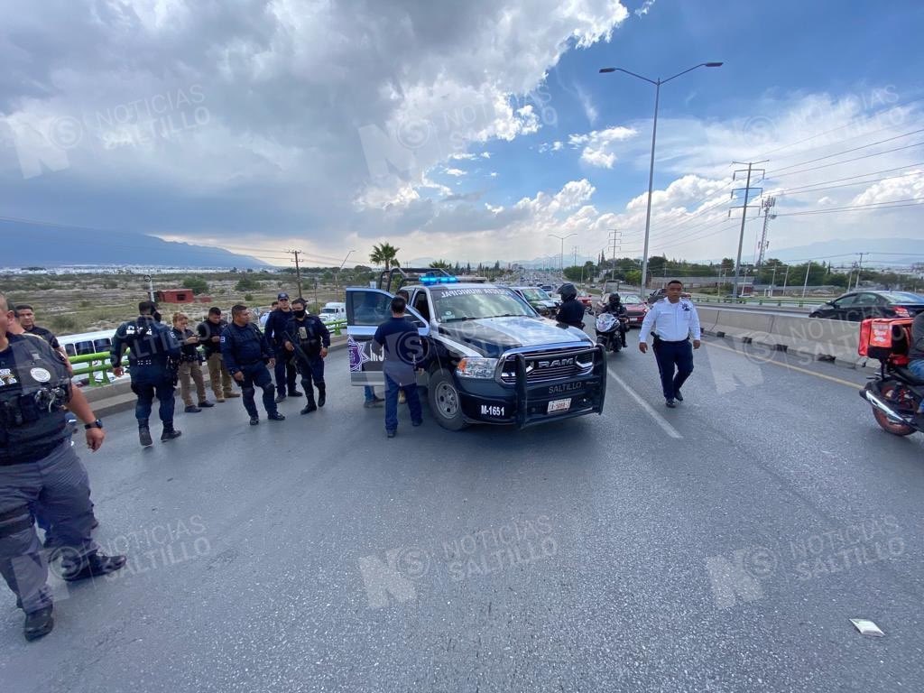 nSaltillo's tweet photo. Sujeto roba camioneta de un Capitán del Cuerpo de Bomberos de la estación oriente, originándose una persecución que culminó en el blvd Fundadores, en donde autoridades detuvieron al delincuente de 25 años y recuperaron la unidad oficial #Saltillo https://t.co/DUkKPCxq9n