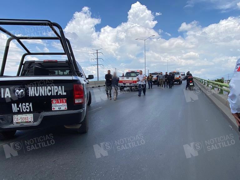 nSaltillo's tweet photo. Sujeto roba camioneta de un Capitán del Cuerpo de Bomberos de la estación oriente, originándose una persecución que culminó en el blvd Fundadores, en donde autoridades detuvieron al delincuente de 25 años y recuperaron la unidad oficial #Saltillo https://t.co/DUkKPCxq9n