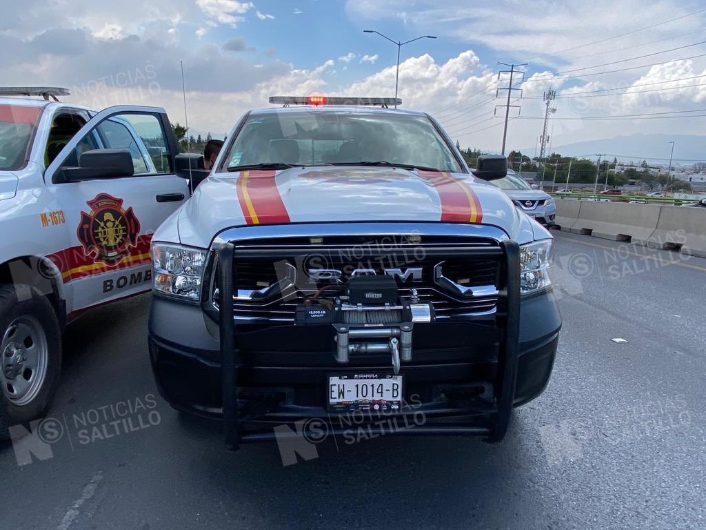 nSaltillo's tweet photo. Sujeto roba camioneta de un Capitán del Cuerpo de Bomberos de la estación oriente, originándose una persecución que culminó en el blvd Fundadores, en donde autoridades detuvieron al delincuente de 25 años y recuperaron la unidad oficial #Saltillo https://t.co/DUkKPCxq9n