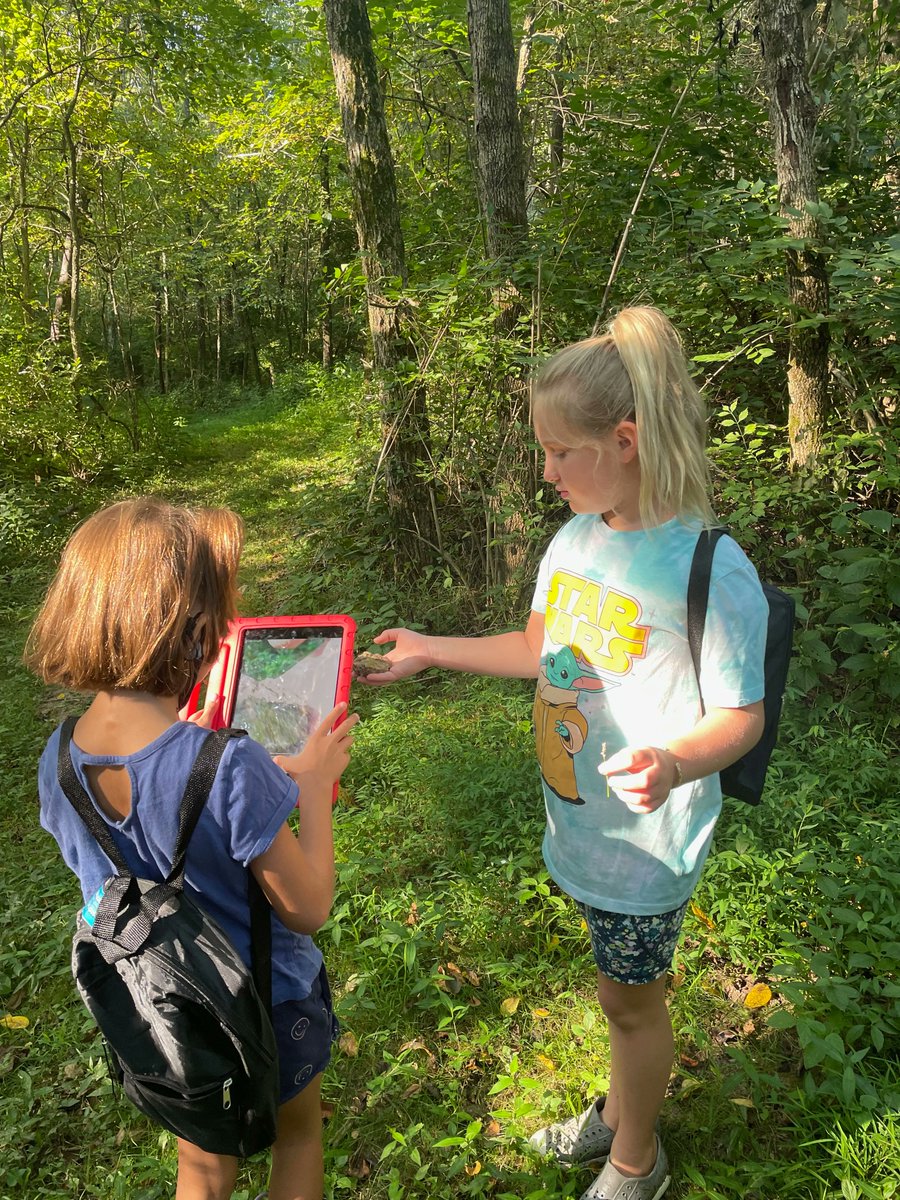 francisparkerky's tweet photo. Last week, outdoor learning on our 64 acre Goshen Campus looked like this: 2nd graders using an outdoor identification app to identify plants, animals, and insects during science class with Lauren Graham.

#francisparkerlouisville #francisparkerwyverns #progressiveeducation https://t.co/O5TqjplRVT