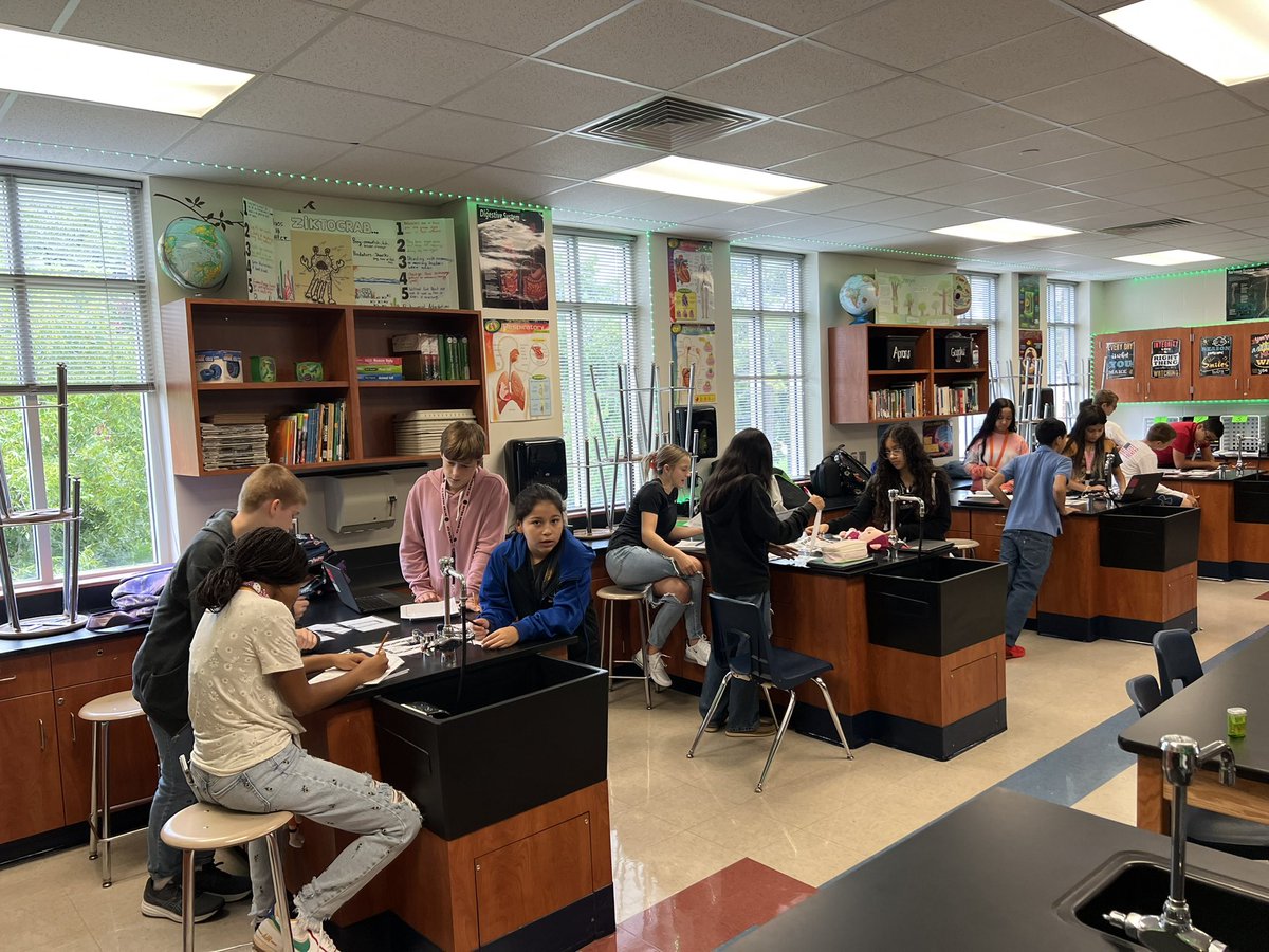KRamirezCIS's tweet photo. Honors students “Investigating Cell Theory” with a differentiated instruction station lab. #WritingInScience https://t.co/YoLSRs9Chb