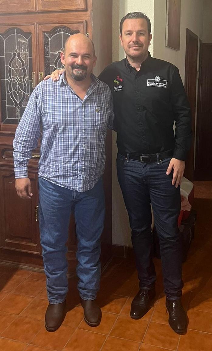 srsaade's tweet photo. Sostuve una reunión con el Comisionado @FedericoFdz1 para atender la problemática del Centro Histórico de #Saltillo agradezco la atención a nuestro llamado y su sensibilidad en el tema,trabajando juntos,el centro seguirá siendo una de las zonas más seguras de la Ciudad #Coahuila https://t.co/U4GxAbqvhc