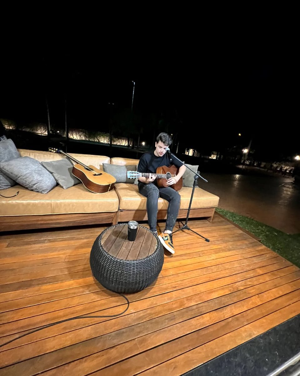 gahbernardes's tweet photo. Um violão na mão, muitas ideias na cabeça e uma novidade pra contar .👀

Semana que vem eu conto ahaha 

#GahBernardes https://t.co/ohPddNbMdJ