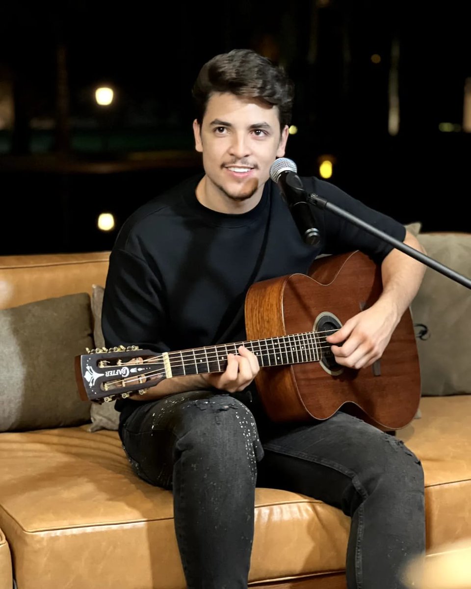 gahbernardes's tweet photo. Um violão na mão, muitas ideias na cabeça e uma novidade pra contar .👀

Semana que vem eu conto ahaha 

#GahBernardes https://t.co/ohPddNbMdJ
