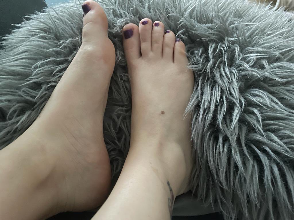 GeminiFeet90's tweet photo. Relax❤️ #feet #feetpicsforsales #feetrelax #footlick #feetworld https://t.co/5eA31n6d4b