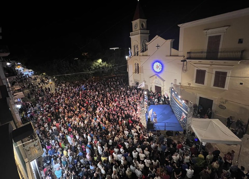 GiuseppeConteIT's tweet photo. Grazie Manfredonia, con cuore e coraggio #dallapartegiusta! https://t.co/DcYEmokEG1