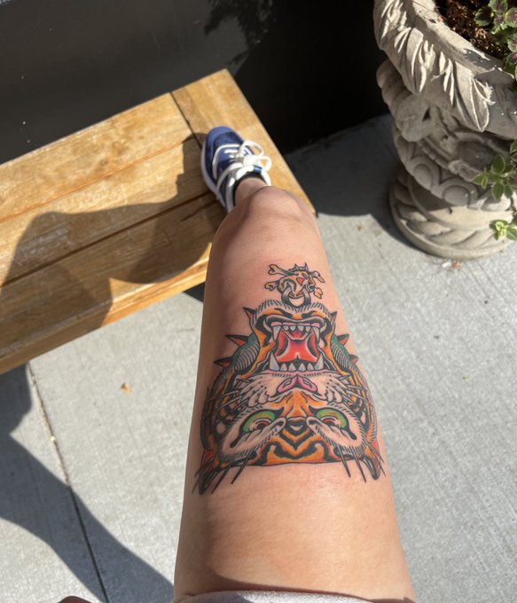 Leg hurts https://t.co/4IdsigiejH