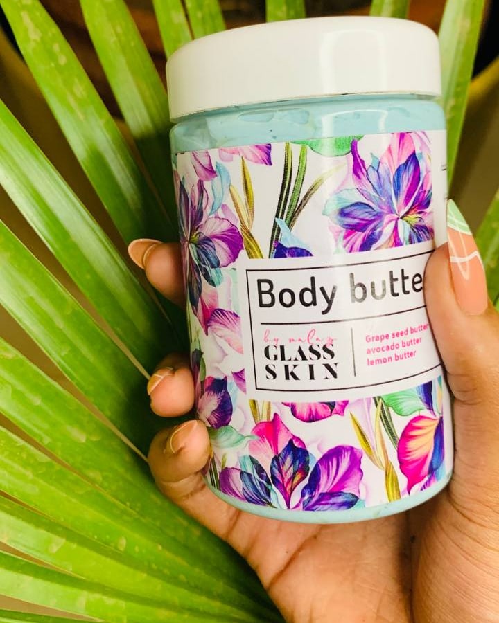 malaz_dauod's tweet photo. Glass skin body butter💫
منتج صنع خصيصاً لذوات البشرة الجافة💘
شوية منه بس وبتكوني زبدة سايحة مع نفسك💧خاصة بطن الرجل وكفوف اليد🌸👌
.
.
تابعو الثريد🔥👇 https://t.co/O7nR3mS4XK
