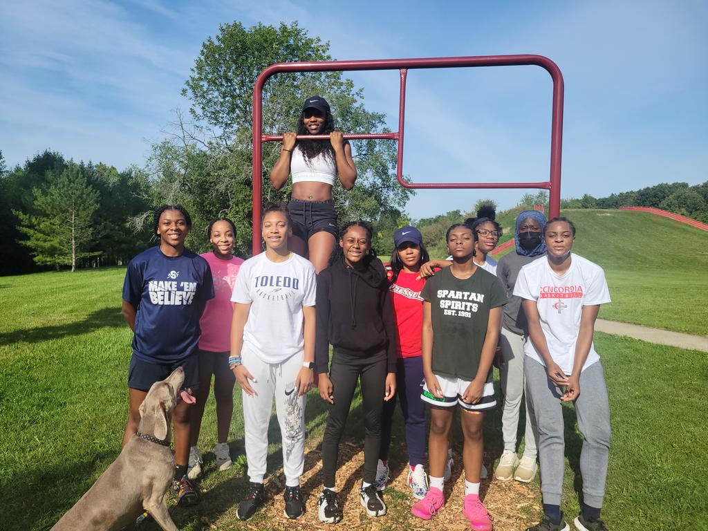 Southfieldgbb's tweet photo. No school? No problem!! @ChristenBanks07 @jam__4 @laurenng30 @Getfitwithzet @J5Austin with some more of their team mates showed up to get better!!! 💪🏾💪🏾💪🏾 #ThisisUs https://t.co/7AHyhlcuNG