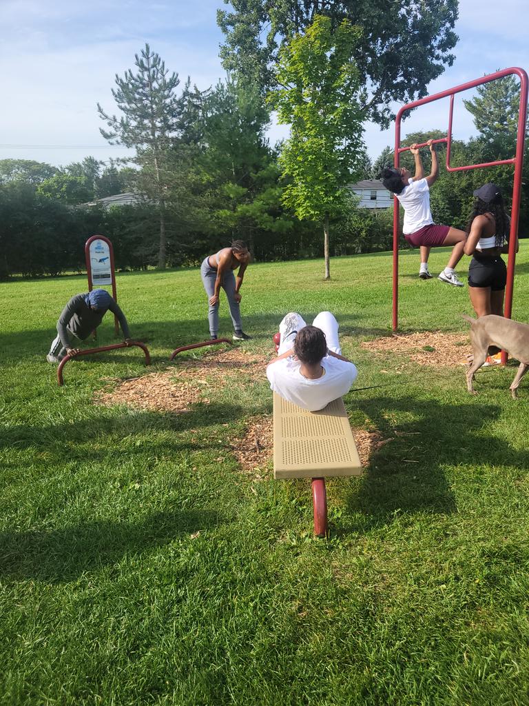 Southfieldgbb's tweet photo. No school? No problem!! @ChristenBanks07 @jam__4 @laurenng30 @Getfitwithzet @J5Austin with some more of their team mates showed up to get better!!! 💪🏾💪🏾💪🏾 #ThisisUs https://t.co/7AHyhlcuNG
