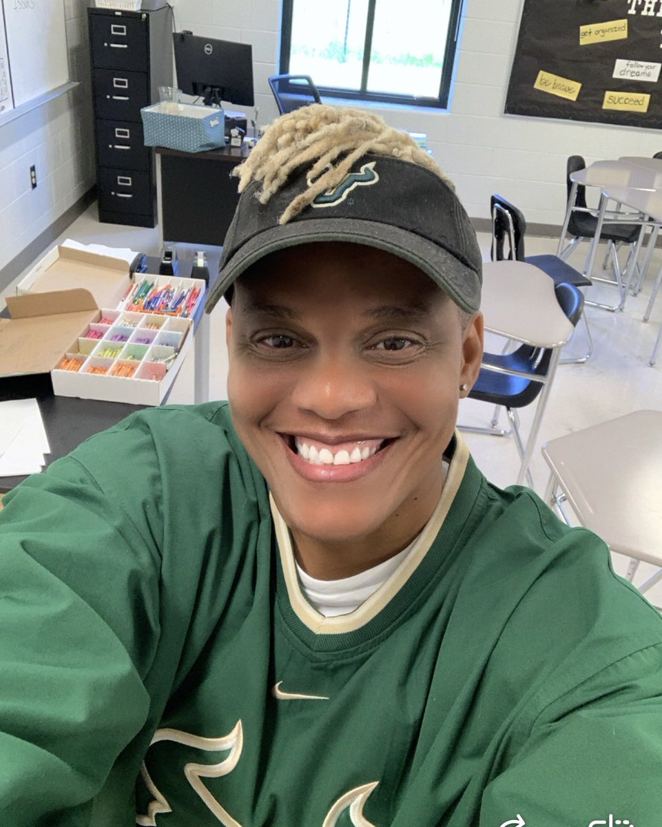 thesherijohnson's tweet photo. College Color Day….I am a Bull #usf #collegecolorday #usfwomensbasketball https://t.co/bPgYTRtxga