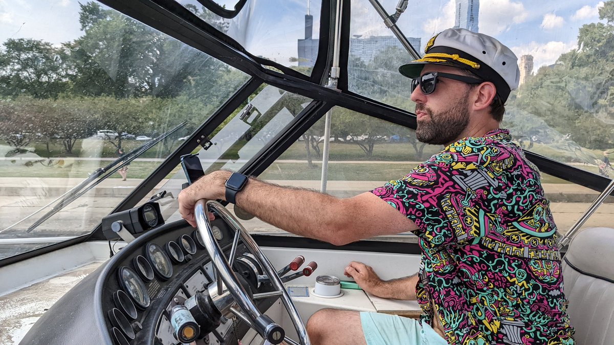 Mr_Robot_v1's tweet photo. First time in Chicago and immediately thrown onto a boat full of @BoredApeYC apes with @friesframe at the helm - send help!🤖 https://t.co/we0Yb3iHjG