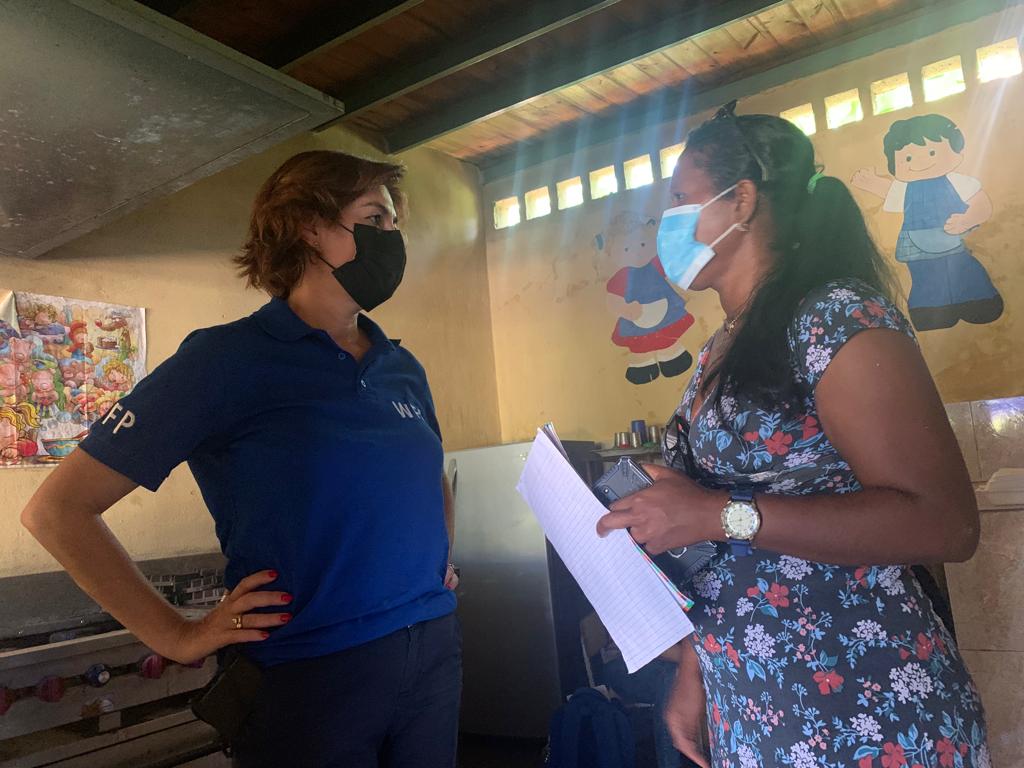 WFP_Venezuela's tweet photo. “Estos alimentos nos ayudan a pensar por un rato en otra cosa, quizás a comprar otro tipo de alimentos que normalmente no podemos comprar”, nos cuenta Leidi, directora de esta escuela. Esta vez, la canasta trae arroz, caraotas (frijoles), pasta y sal para dos meses. https://t.co/ZBKaXnQXv3