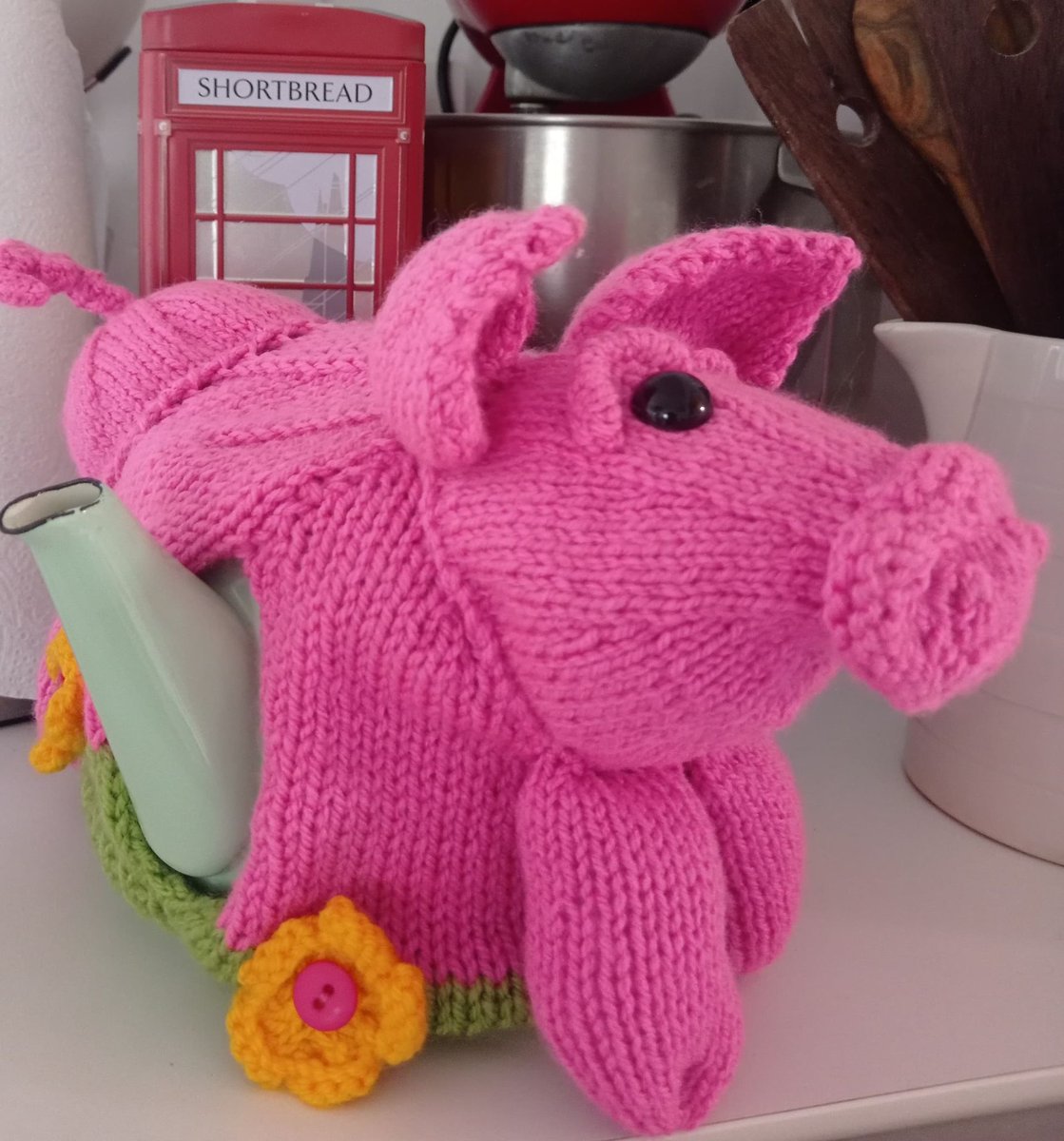 #knitted #teacosy #teadrinker #pigs #handmadeinfrance #gifts #giftideas #fabriqueenfrance #pigsinthehouse