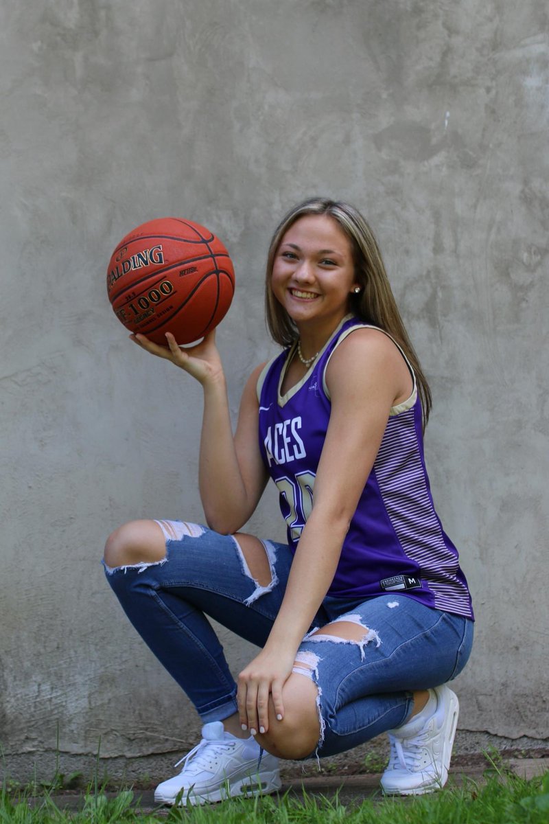 steinylizzie's tweet photo. favorite senior pics🤍💜aces fam💜@PurpleAcesWI #aceforlife https://t.co/DDNY5ysby8