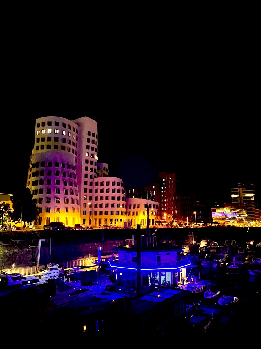 Goodnight from Düsseldorf. 
Say goodnight with a photo from your city 🏙🫶🏽 
#goodnight #city #photography #NFTCommunity