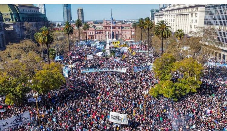 Argentina se levanta contra o ódio!
Que inveja de um país que não perdeu a capacidade de se indignar.