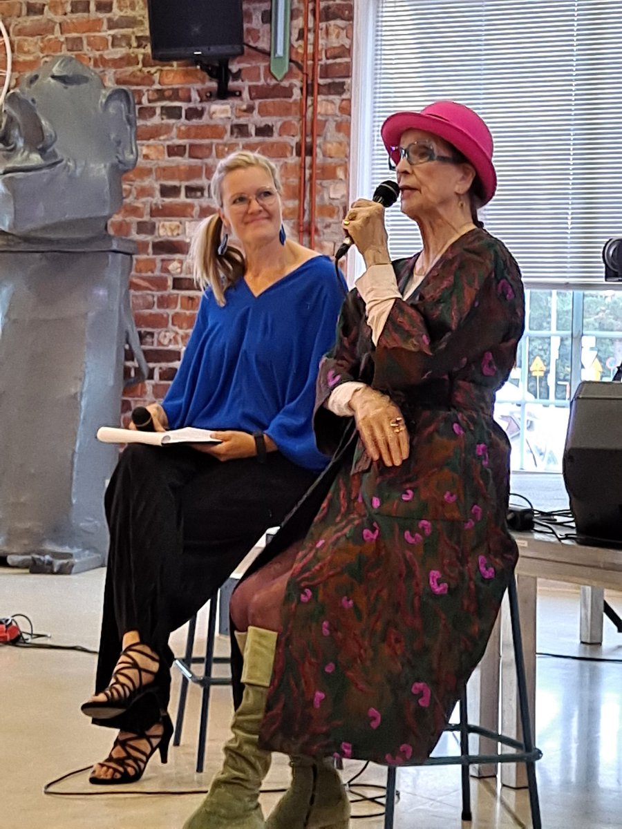 IiponenRiitta's tweet photo. #yrittäjänpäivänetkot oli upea tehdä yhteistyössä  @Nokiankaupunki @aitosp Nokian Yrittäjät @paivi_koskinen @TiinaRija @LaakkonenTiina . Esiintyjinä mm ikoni Aira Samulin ja hauskuuttaja @AnittaAhonen . Lämmin kiitos kivasta illasta kaikille! https://t.co/PtD1b49gox