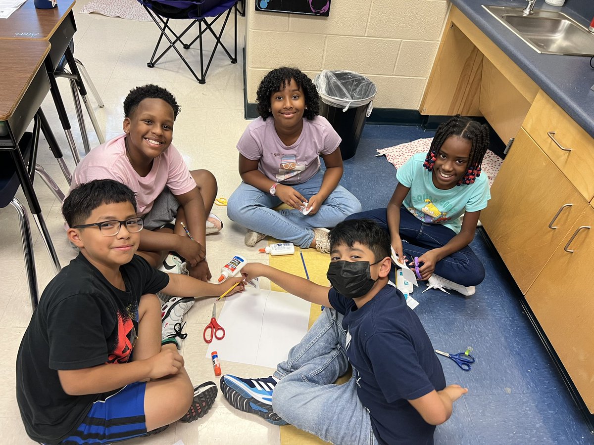 Raquelf1031's tweet photo. Check out these awesome Mariners @NISDMurnin collaborating with each other sorting renewable and non renewable resources! #NISDIgnited #NISDElemScience #FridayVibes https://t.co/xcEkNrJOmP